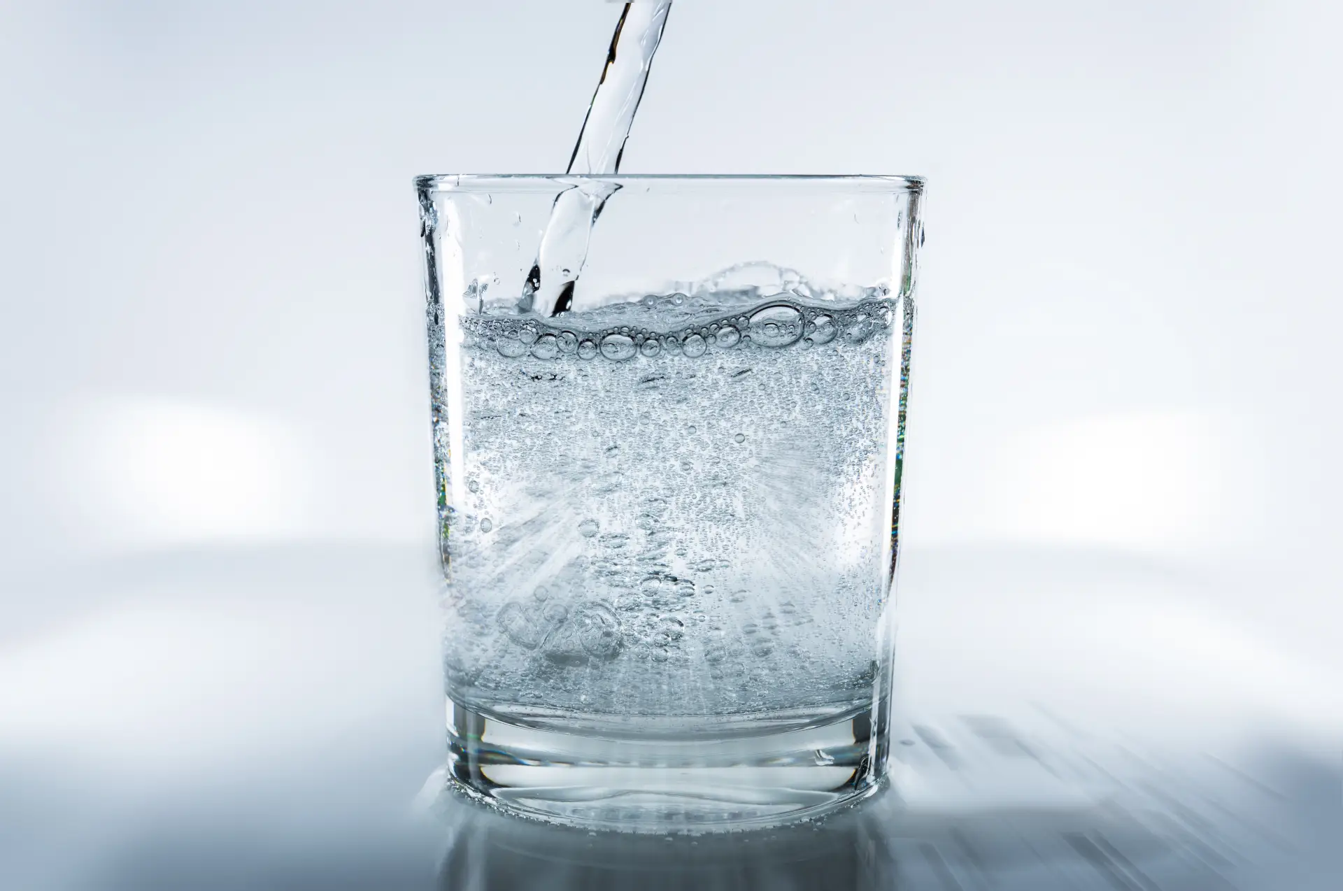 Stiklinė gazuoto vandens iš „Culligan“ dozatoriaus